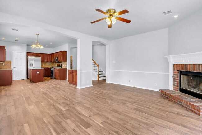 Building Photo - "Spacious 6-Bedroom Haven with 4 Full Baths and Hot Tub!"