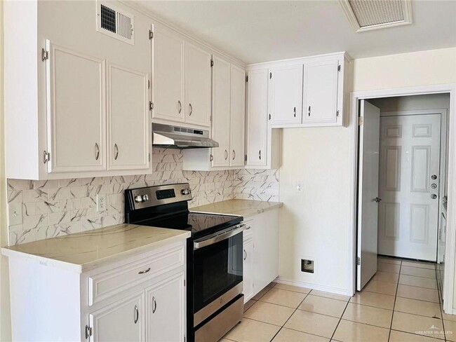 Building Photo - 16 Tulip Ave