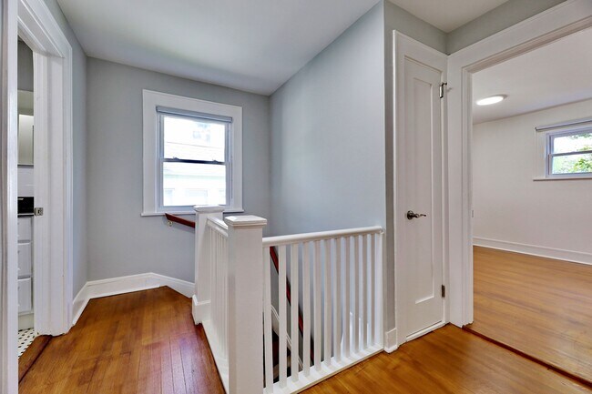 Building Photo - 1272 E Laurelton Pkwy