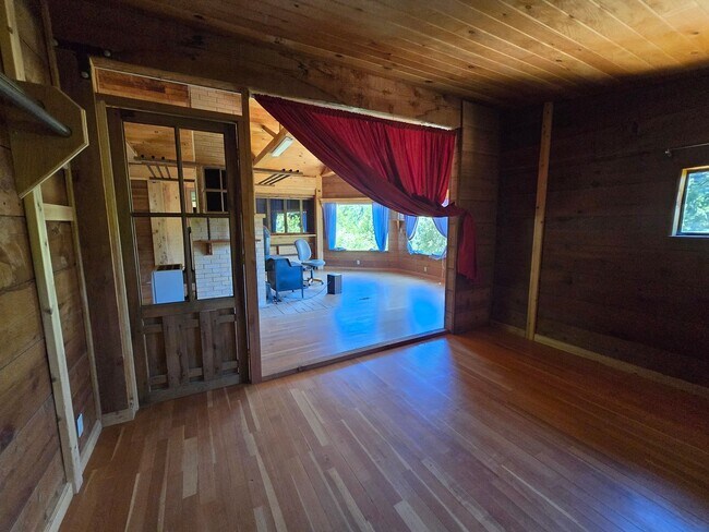 Building Photo - Cabin In the Wood!