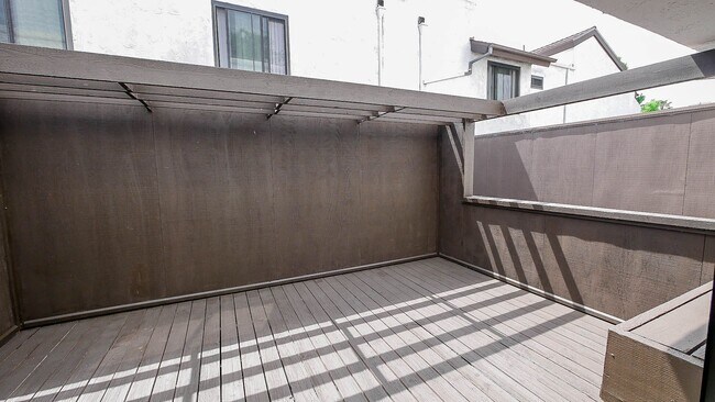 Building Photo - Stylish Sea Colony 3-Level Townhome!