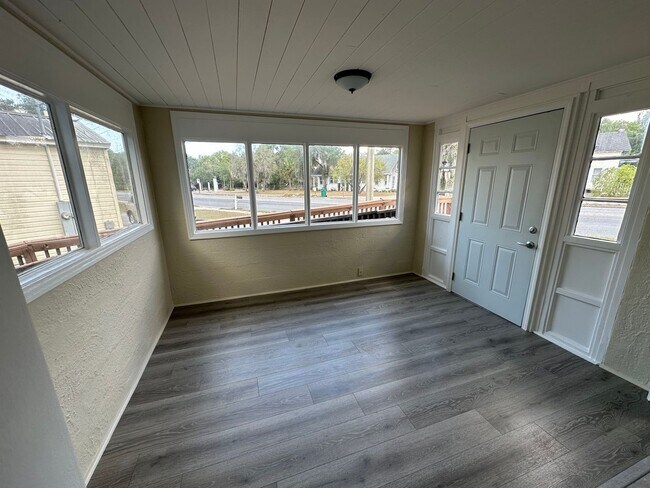 Building Photo - Eustis - 3 Bedroom, 1 Bathroom – $1795