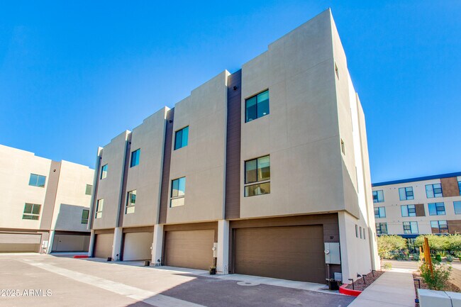 Building Photo - 4220 N 32nd St