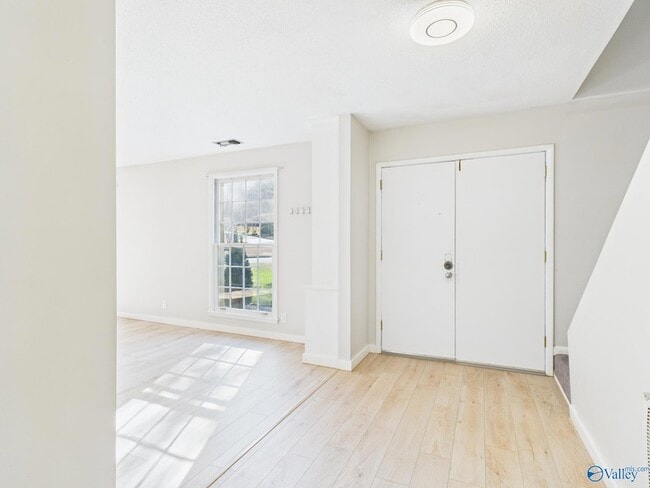 Building Photo - 2521 Lancelot Dr SE