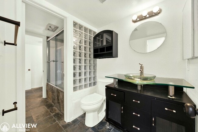 Building Photo - Golden Hill Gem: 2BR/1BA with Fireplace & ...
