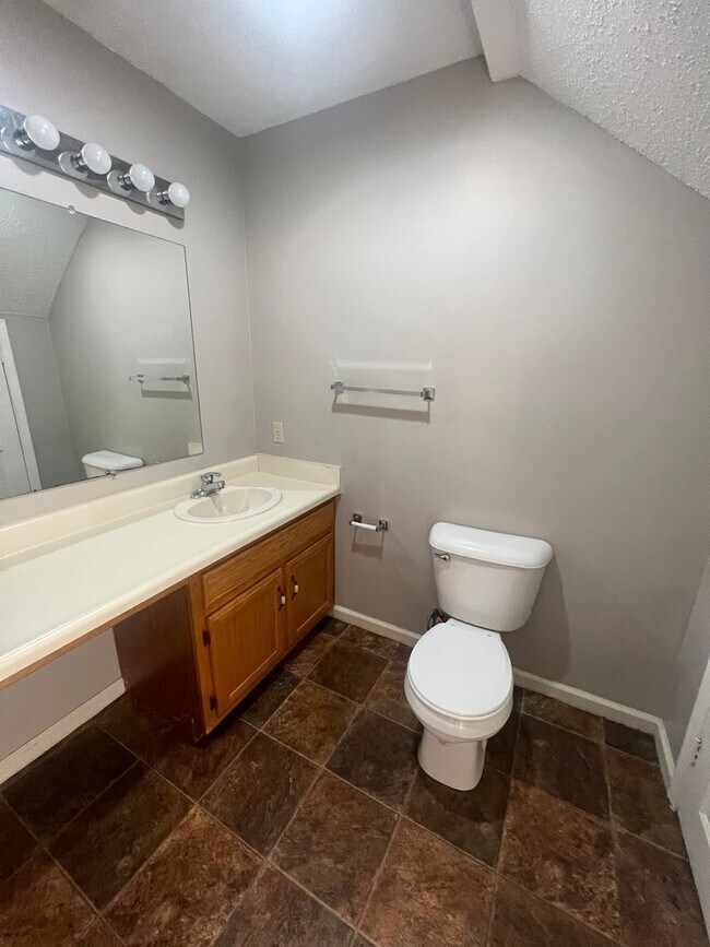 Building Photo - Desirable Modern Townhouse in Martin!