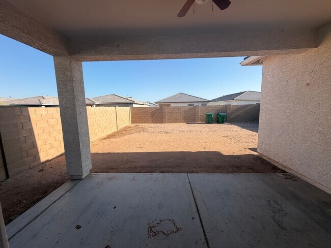 Building Photo - 40916 W Shaver Dr