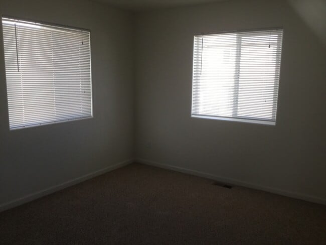 Building Photo - 3 BEDROOM 2.5 BATHROOM SADDLE RIDGE TOWNHOUSE