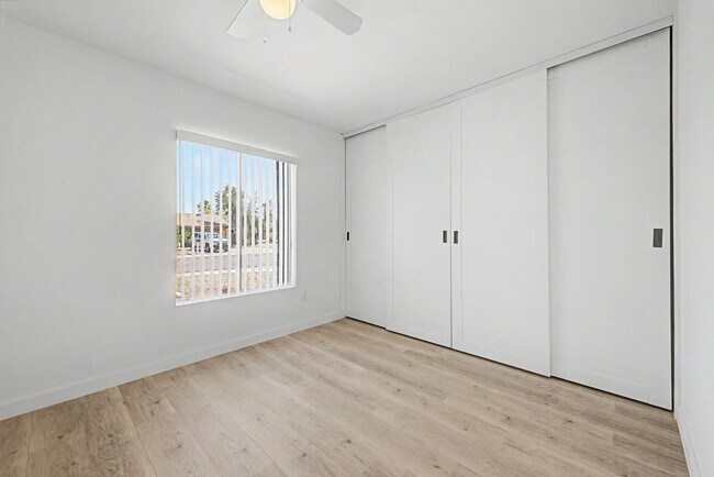 Building Photo - 935 W Santa Cruz Dr