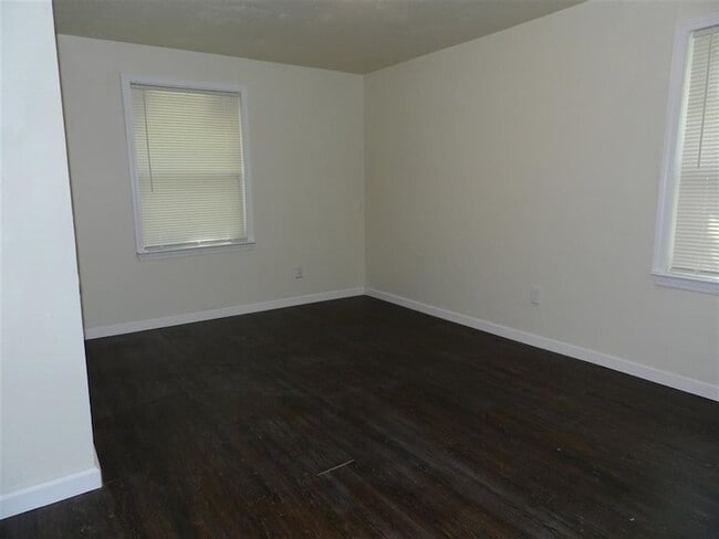 Building Photo - 3015 Thomas Dr