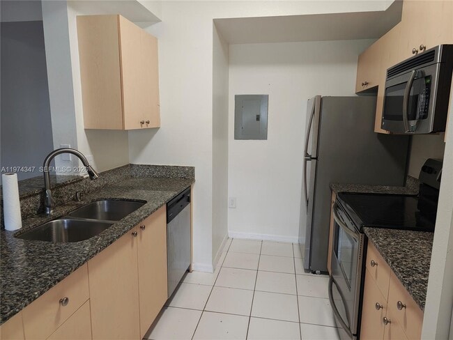 Building Photo - 2409 Centergate Dr