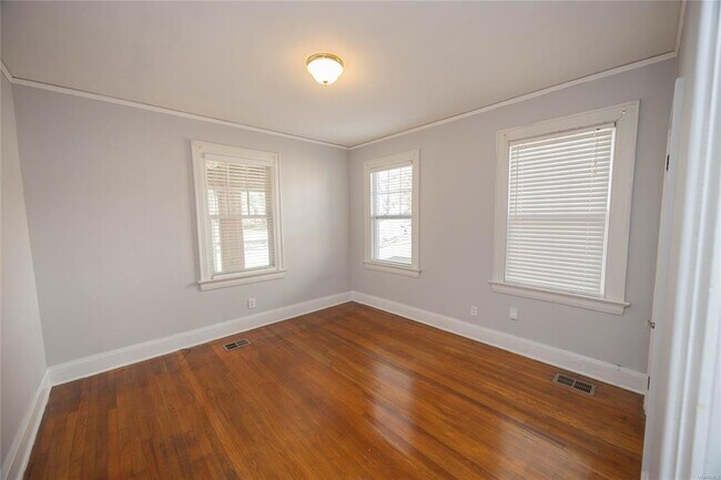 Building Photo - 3355 Lexington Rd