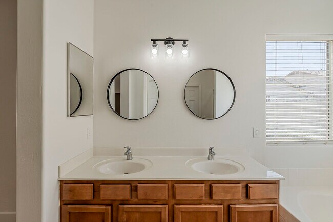 Building Photo - 3877 S Coach House Dr