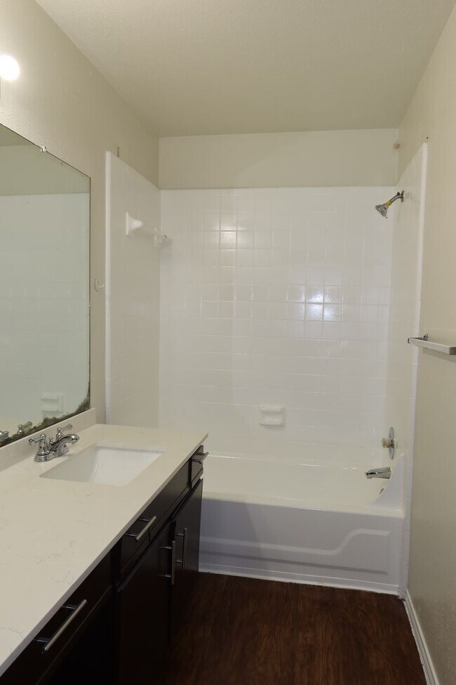 Building Photo - Downtown / Riverside Townhome - 2BD/2.5BA ...