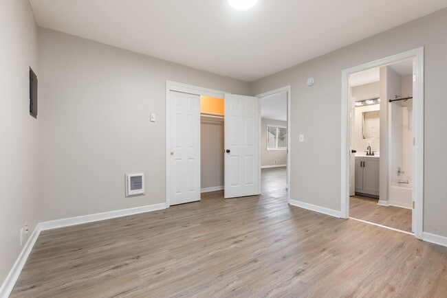 Building Photo - Newly Renovated 2 bedroom apartment - Available Now!