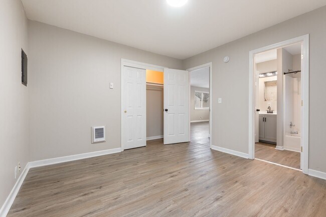 Building Photo - Newly Renovated 2 bedroom apartment