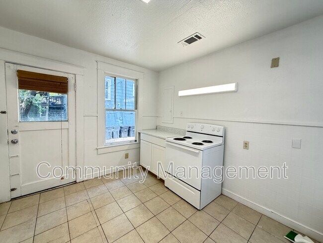 Building Photo - 162 Chatsworth St