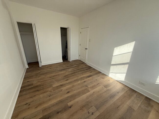 Building Photo - 6930 N Greenview Ave