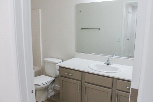 Building Photo - Gorgeous 4Bed/2.5Bath/2Car home located in North Las Vegas Raven Hill gated community!