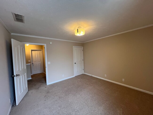 Building Photo - Cute 3 BR 2.5 BA Home Located in Culdesac in Evergreen Farms