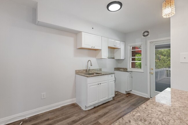 Building Photo - Newly Renovated 3 Bedroom 2 Bathroom in