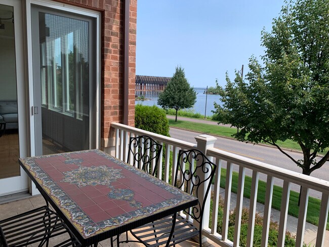 Building Photo - 540 S Lakeshore Blvd