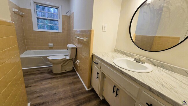 Building Photo - 4035 Meadowbrook Dr