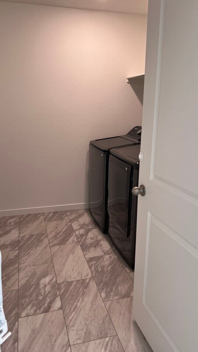 Building Photo - Charming 3 beds 2 baths in Commerce City!