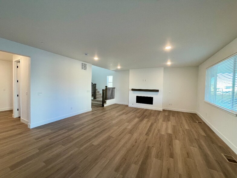 Building Photo - 2657 Mondt Ln