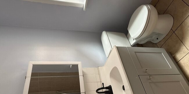 Building Photo - 6429 N Claremont Ave