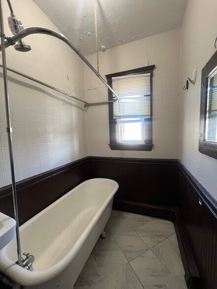 Building Photo - 118 Columbia St