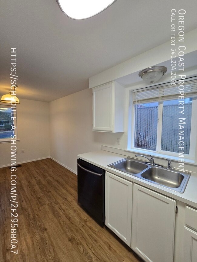 Building Photo - 1135 SE Oar Ave