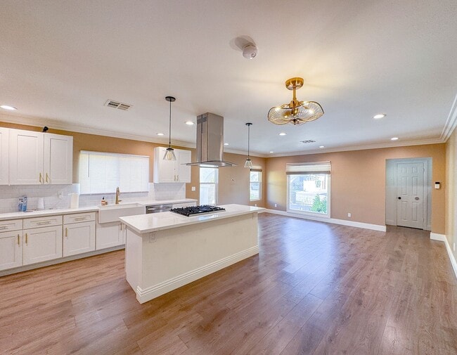 Building Photo - Gorgeous 3 Bedroom 2 Bath Updated Front House for Lease Near SoFi! (Building of ADU in the back)