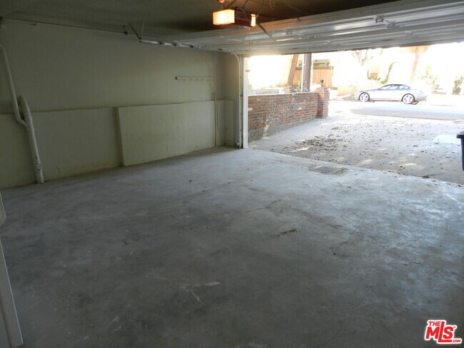 Building Photo - 2711 Arizona Ave