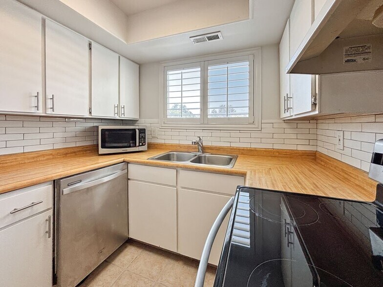 Building Photo - 4650 Quail Park Dr