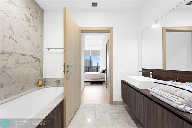 Building Photo - 1000 Brickell Plaza