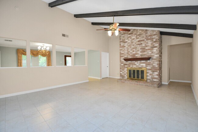 Building Photo - 2818 Colonial Dr