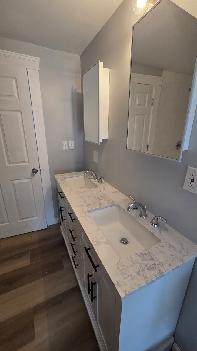 Building Photo - Exquisite 4 bed 3 bath with Air Conditioning