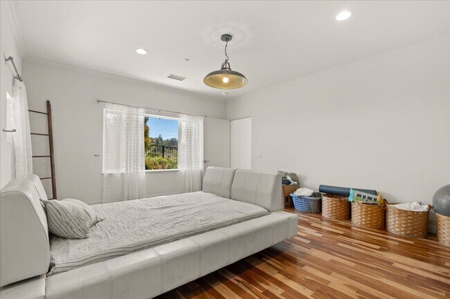 Building Photo - Vista Panoramic View 6 Bedroom 4.5 Bathroom Home for Rent