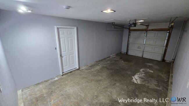 Building Photo - 3 bed 1 bath in Northbook on corner of Lor...