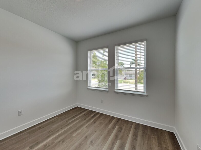 Building Photo - 3007 19th Ave W