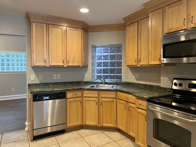 Building Photo - Spacious 4 Bedroom House in Southside Flats!