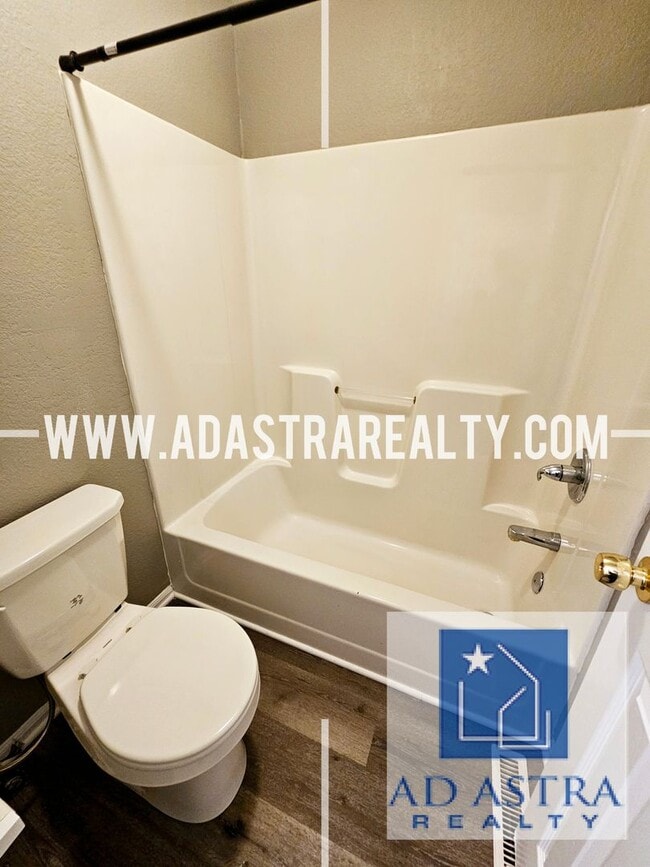 Building Photo - 2 Bedroom 2 Bath Townhouse in North Kansas...