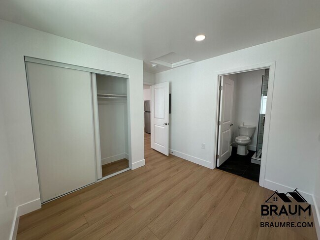 Building Photo - 1111 S Crest Dr