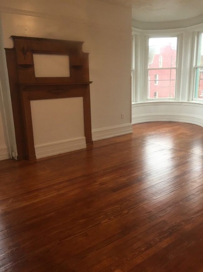 Building Photo - Spacious 2-3 Bedroom Historic Spacious Apartment near York College!
