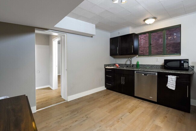 Building Photo - 4 bedroom in South Side