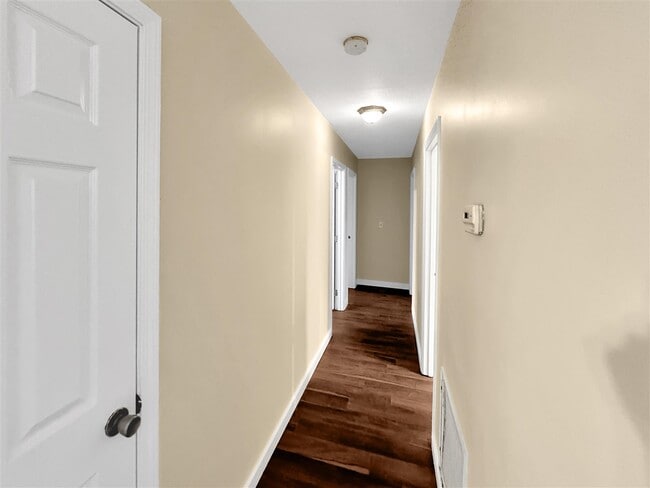 Building Photo - 403 E 7th St