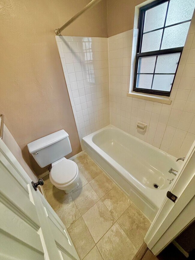 Building Photo - Beautifully Updated 2-Bed – Dual Masters w...