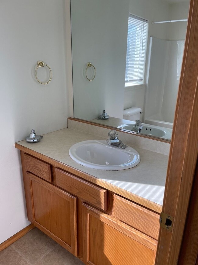 Building Photo - Pet Friendly Townhome in South Kalispell!