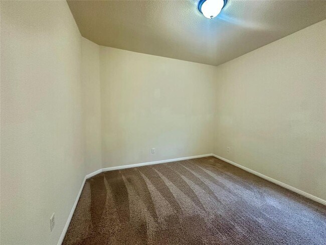 Building Photo - 911 Copper Lake Rd